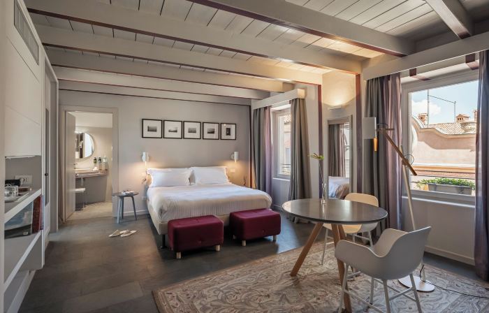Uve Rooms & Wine Bar