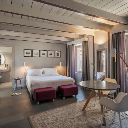 Uve Rooms & Wine Bar