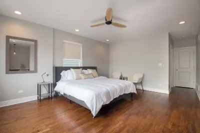 Luxury duplex home in Roscoe Village/Wrigley Field with Free Steet Parking Hotels in Roscoe Village