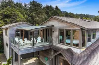 The Castle Rock Estate by AvantStay Steps From Arch Cape beach w Hot Tub Sauna