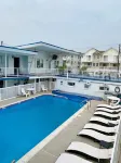 White Caps Motel - Beach