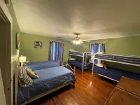 Spacious 6-bedroom house in Hearne with WiFi, AC