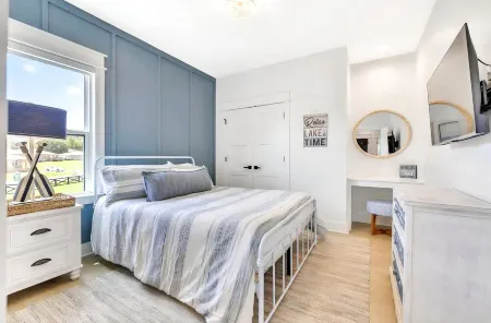 Luxurious Lakefront Home- Marina, Boats, and Kayaks!