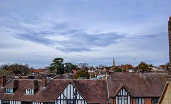 Hybrid Resi - Cheam, Sutton Near Wimbledon with Onsite Car Parking