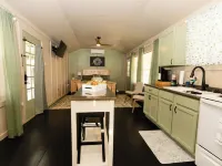 Country Cabin on the Creek in Belton with WiFi, AC Hotels in Belton