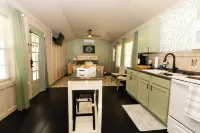 Cozy cabin in welcoming Belton with WiFi, AC