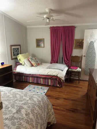 Charming 2-bedroom mobile home in fabulous Riverwalk Community 55+ with AC, WiFi