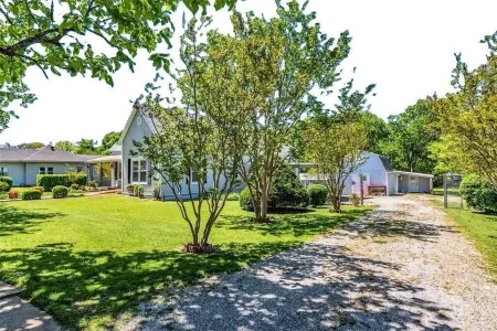 Charming Texoma 1-bedroom guesthouse in growing Sherman, Texas Отели в г. Шерман