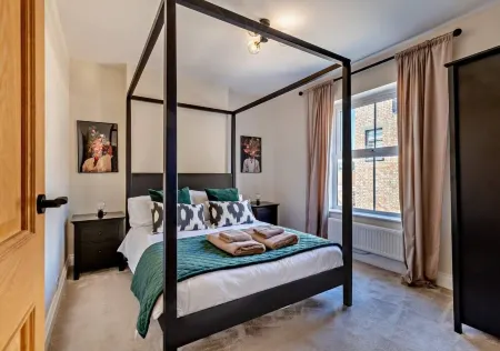 Luxury cottage with hot tub & log burner in Town