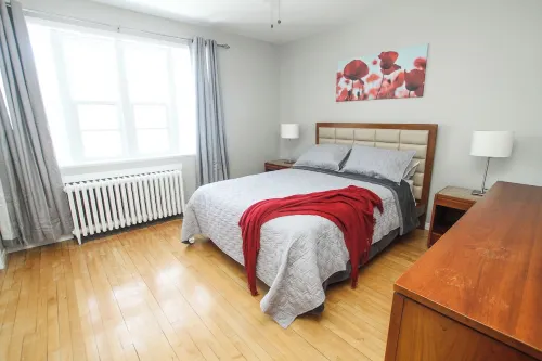 Apartment in the downtown area.  Close to shopping and restaurants. Hotels in Cornwall