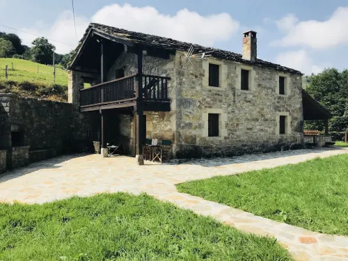 House with impressive stone lookout suspended in the mountain and views Hotels in San Roque de Riomiera