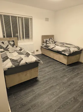 Modern Fully furnished 3 Bedroom Family House With Garden And Parking Отели рядом со станцией Сальфорд-Кремниевая железнодорожная станция