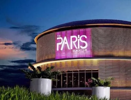 Azure Paris Hilton Beach Resort & Residences @ 1932 Maui Tower Отели рядом с достопримечательностью «Нешнел Шрайн оф Мэри Хелп оф Крисченс»