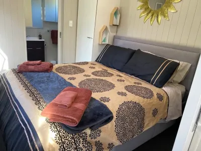 Tui's Retreat - Peaceful, Private, and Close to Town Hotels near Westmere Lake