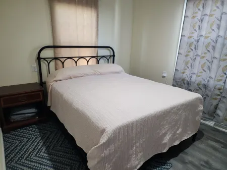 Cozy Home Plainview Отели рядом с достопримечательностью «Университет Уэйленд Баптист»