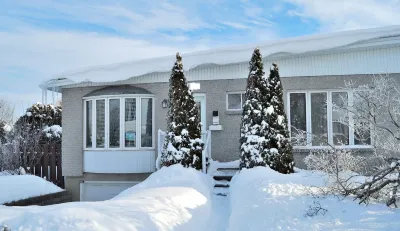 Beautiful cottage near river close to montreal 鄰近Castle Taillefer Lafon的酒店