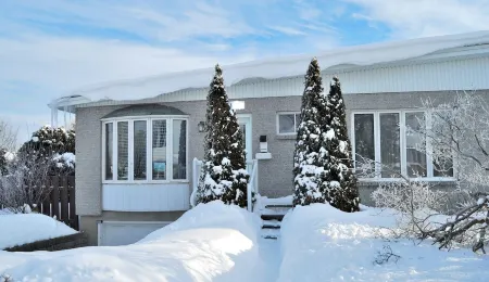 Beautiful cottage near river close to montreal Отели рядом с достопримечательностью «Laval Tourism»