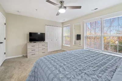 Experience Elevated Comfort: Luxe Breeze Townhouse. Hotels in der Nähe von Stevenson University