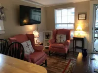 Charming, newly updated 2 Bedroom Cottage, Pet Friendly