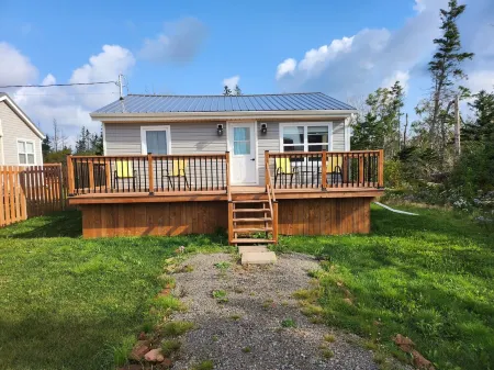 Cozy Two Bedroom North Shore Cottage