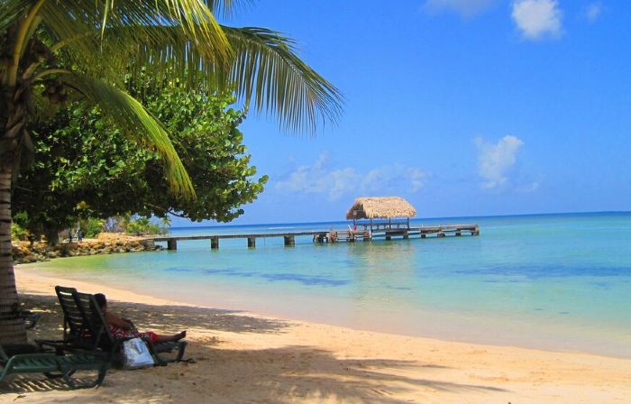 Private villa apartment with pool and within 15 minute walk to 3 beaches.
