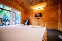 Tranquill Riverside Luxury Chalets Hotel a Pilerne Industrial Estates