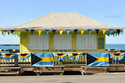 Petite Hillside Cottage on Private Estate w/Pool のホテル