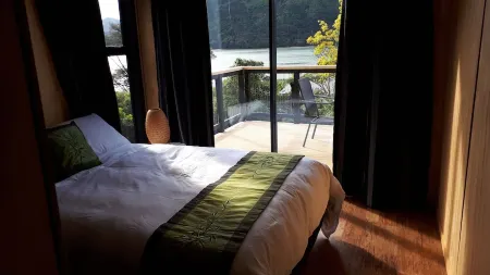 Marlborough Sounds Holiday Home Brand New Sea Views 3brm with Large Deck