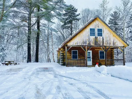The Bear Lodge Cabin - A rustic retreat on the Ammonoosuc River Отели в г. Карролл