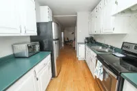 Apartment in the downtown area.  Close to shopping and restaurants. Hotels in Cornwall