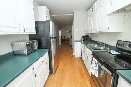 Apartment in the downtown area.  Close to shopping and restaurants.