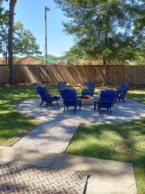 Charming Home Comfy Beds Private Backyard with Fire Pit Hotel a Forrest County