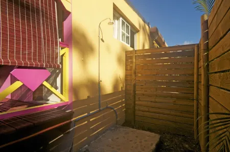 SEASIDE COTTAGE-LOC. VEHICLE-SPA-PISCINE-beach equipment rental. Отели рядом с достопримечательностью «Deshaies»