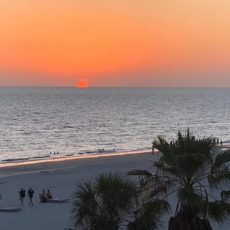 Awesome Beach Place 3 Bedroom/2 Bath RIGHT ON THE BEACH-right next to Johns Pass