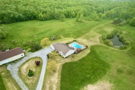 40 Acre Vacation Rental Cottage with Swimming Pool in Niagara Отели в г. Порт Колборн