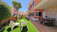 Best Experiences 4 Perfect Getaways Hotel dekat Meia Praia