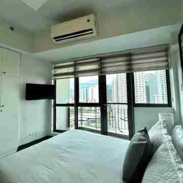 KL Tower Spacious Parkview 1BR w/ Balcony near Greenbelt Mall Makati Rooms