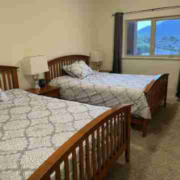 Large Lakefront 3 Bed Condo With Gorgeous Osoyoos Lake and Mountain Views Rooms