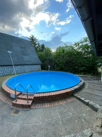 Finnhütte mit Pool in Malchow- Mecklenburgische Seenplatte Отели в г. Мальхов