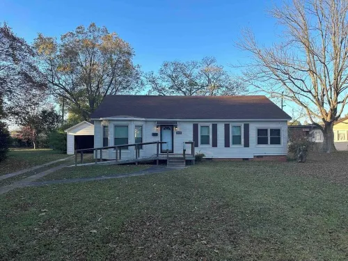 Cute 2 bed 1 bath home that sleeps 7 in a quiet neighborhood. Hotels in Brinkley