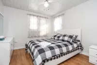 Cozy cottage with up to 15 acres of land and flowing river Hotels in Oro-Medonte