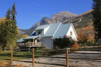 Bear Paw Lodge - Mountain Vacation Home Near Golden BC & Kicking Horse. Hotel a 
