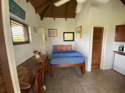 CONCH SHELL COTTAGE at white sand beach. Hotels in 