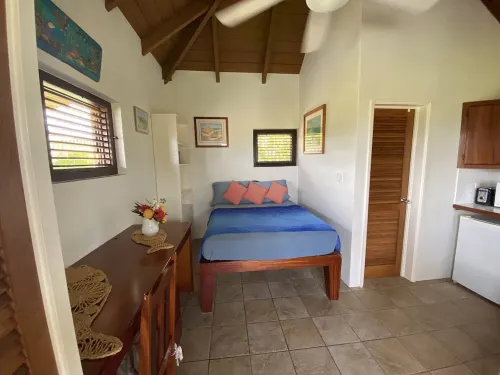 CONCH SHELL COTTAGE at white sand beach. Hotels in Newcastle