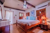 Coco Caye Villa, Private 2 bedroom Beachfront Villa, Balcony,Pool- Gold Standard Hotels in 