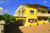 Vacation home with heated pool and beautiful views of the sea. Hotel a Buje