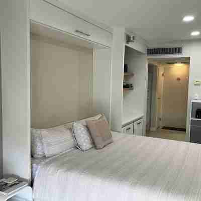 Newly Remodeled Condo walking distance to The Gardens @ El Paseo to shop & dine. Rooms