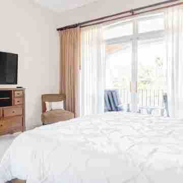 High-Ceiling Condo Nestled in Treetops at Los Sueños Rooms