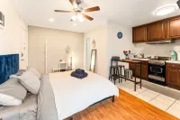 Cozy Studio - Mins to WeWork, Sony Pics & Venice with Parking Hôtels à proximité de : Cozy Inn