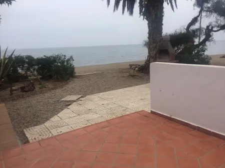 Charming bungalow located on the edge of the beach Отели рядом с достопримечательностью «Aquarium Costa De Almeria»